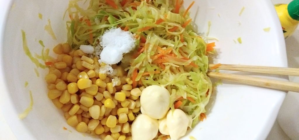 刻んだ野菜に調味料を入れます