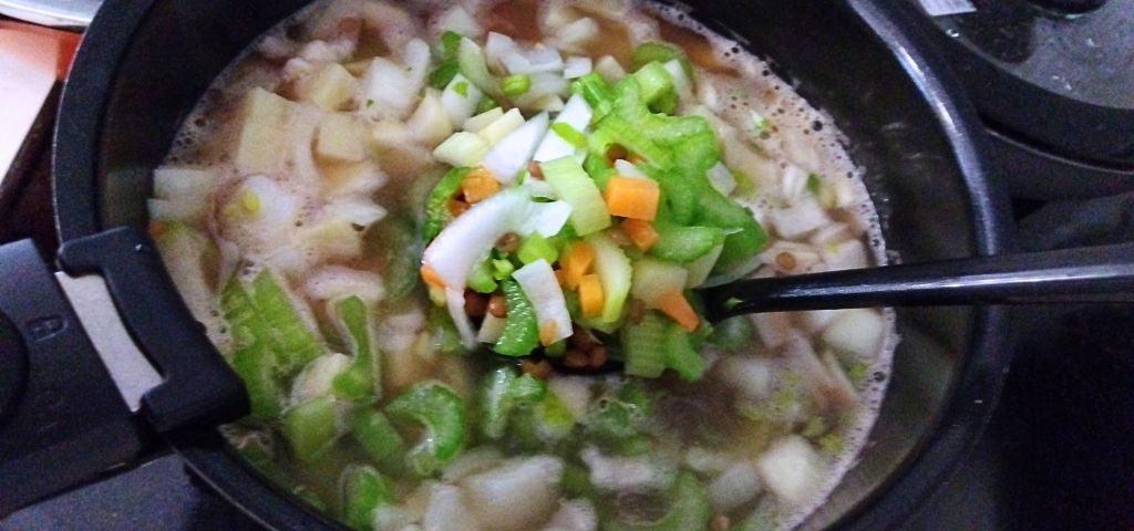 小さく切った野菜を煮ていきます