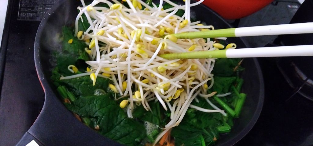 野菜をゆでるときは固いものから順に入れていきます