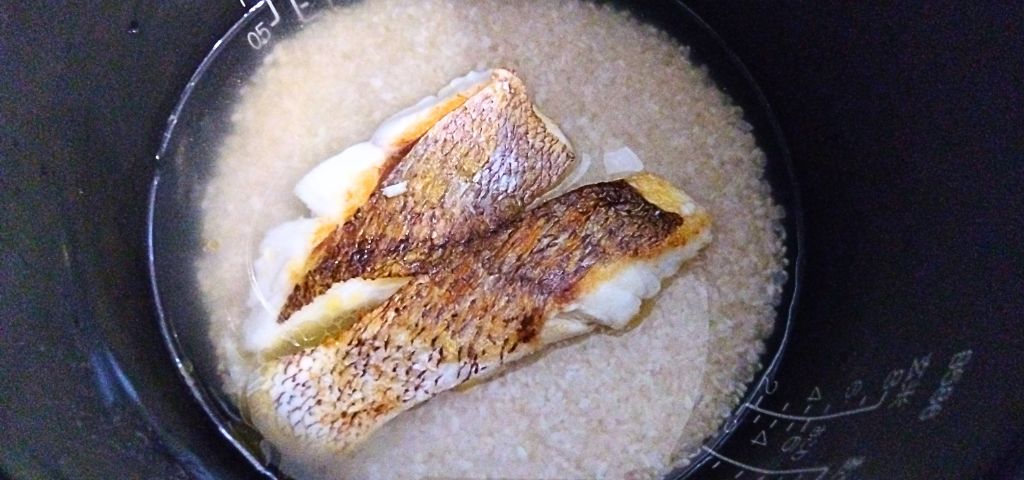 炊飯器で簡単に鯛めしが作れます