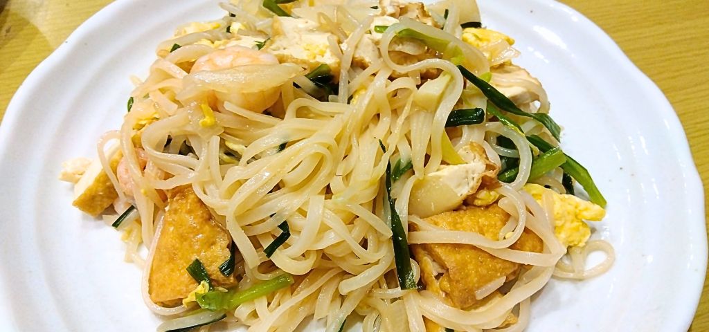 タイ風焼きそば（パッタイ）の盛り付け