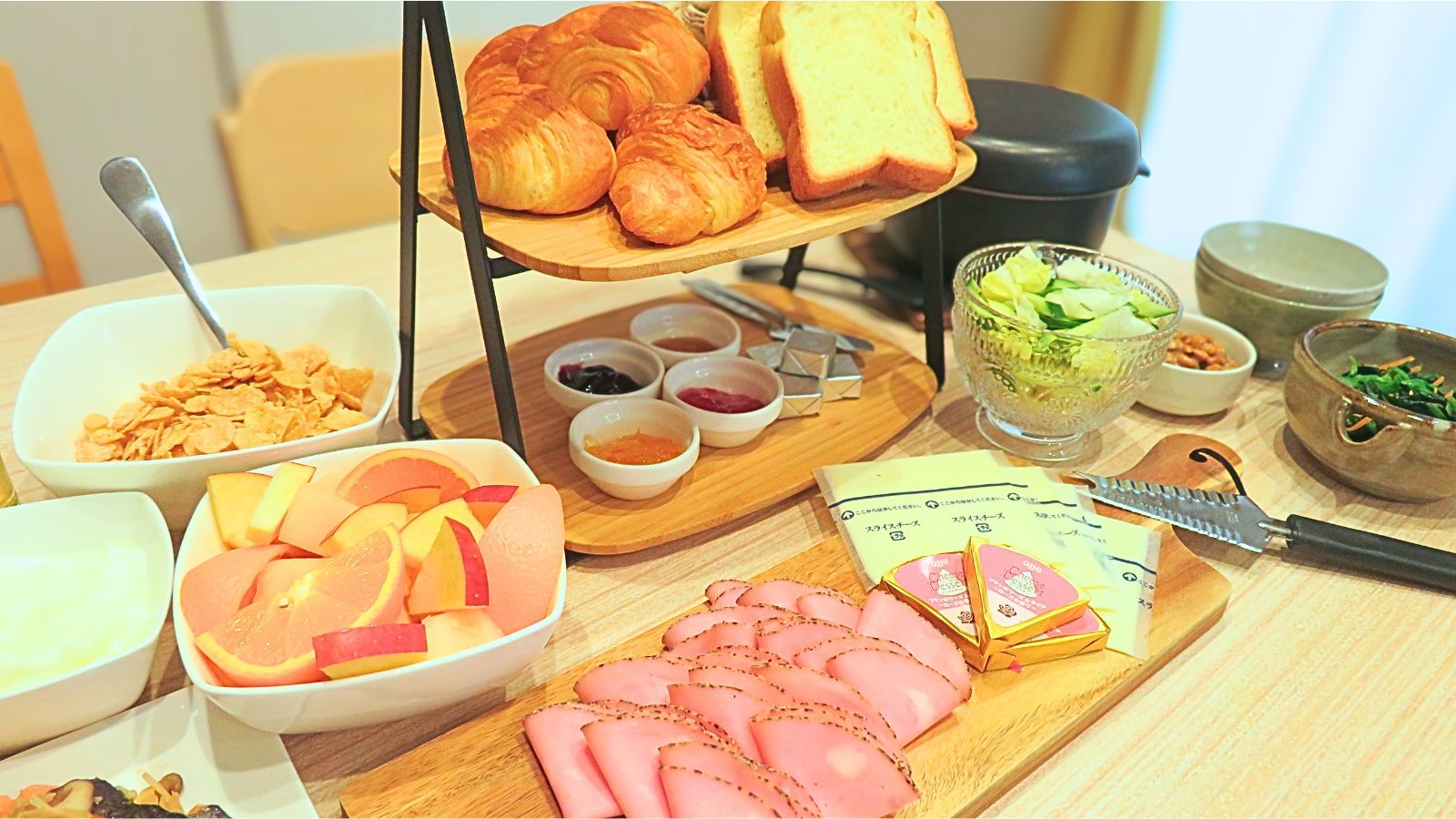 たくさんおかずを並べて、自宅でも朝食バイキングを楽しみましょう