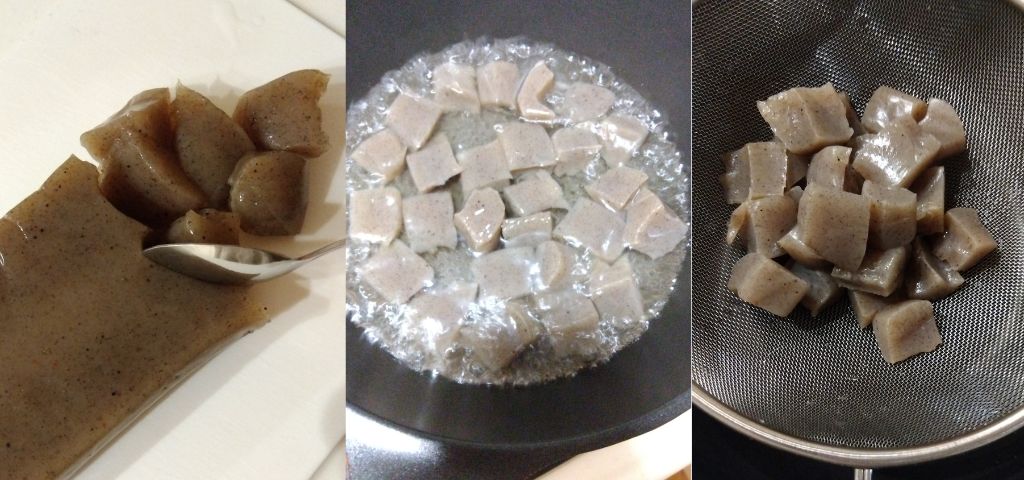 こんにゃくをスプーンでちぎり茹でこぼします