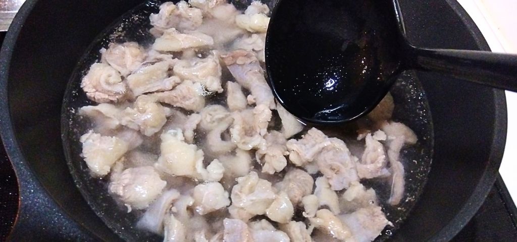 すじ肉の脂やアクを取り除きながら下茹でしています