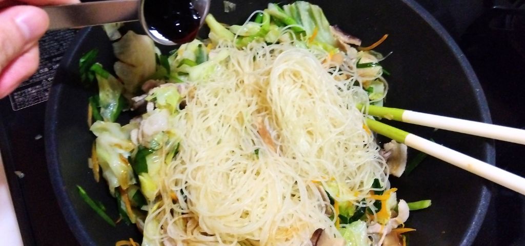 調味料を回しかけます