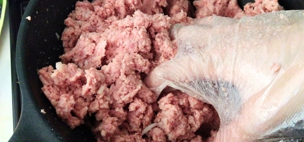 焼くフライパンにひき肉やパン粉を入れて、ハンバーグのタネを捏ねます