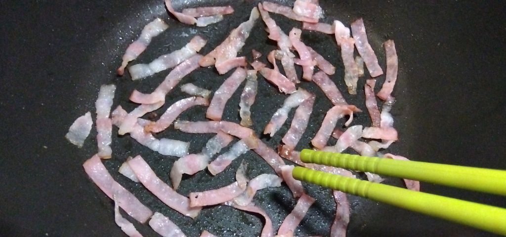 ベーコンをカリカリに焼きます