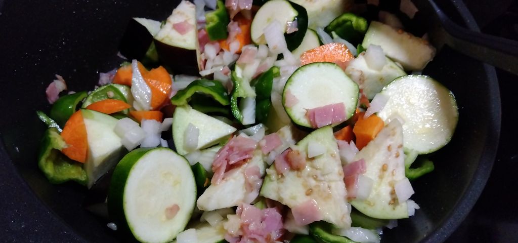 炒め油を野菜全体になじませます