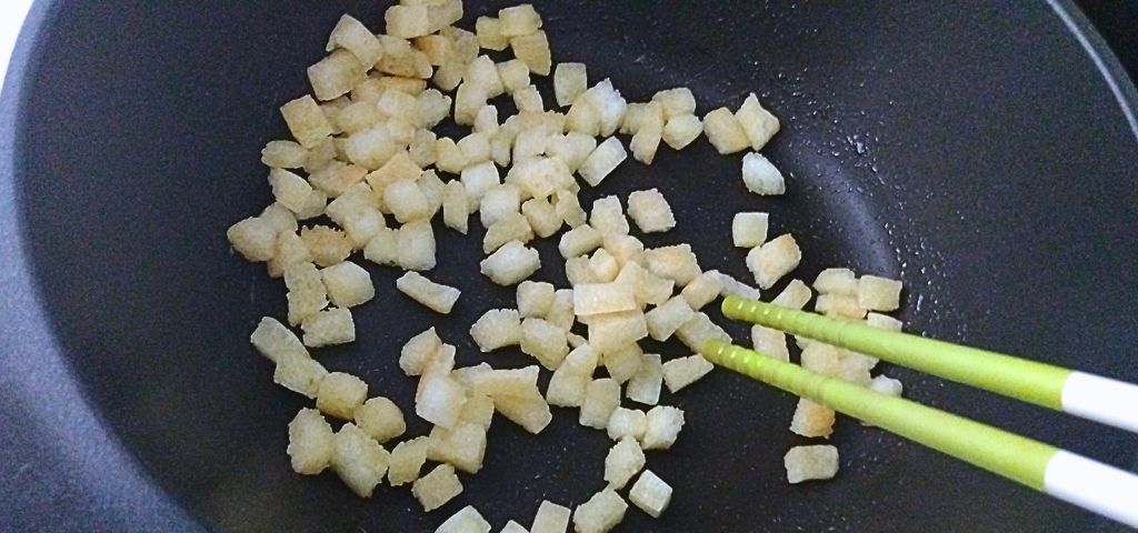 クルトンをじっくり揚げ焼きにします