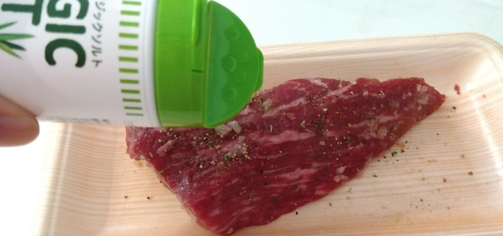 ローストビーフ用の牛もも肉に下味をつけています