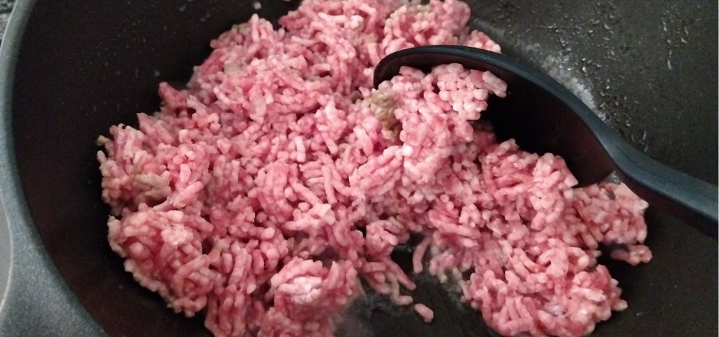 ひき肉を炒めます