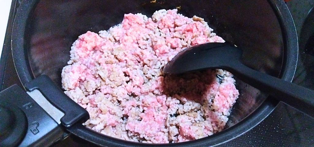 ひき肉を炒めています