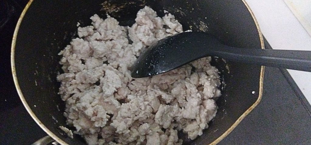 鶏ひき肉を炒めています