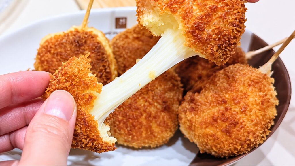 チーズハットグのチーズがびよーん