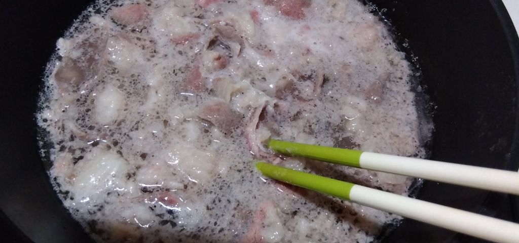 牛肉を熱湯にくぐらせるだけで、すごい脂とアクが出ます