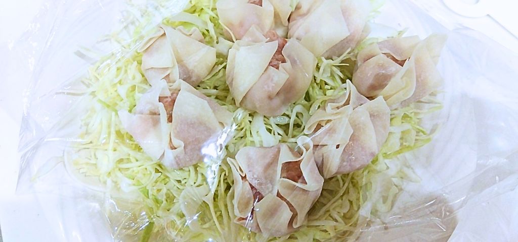 焼売を電子レンジで蒸しています