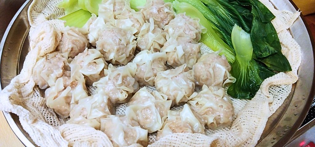 焼売を蒸し器で蒸しています