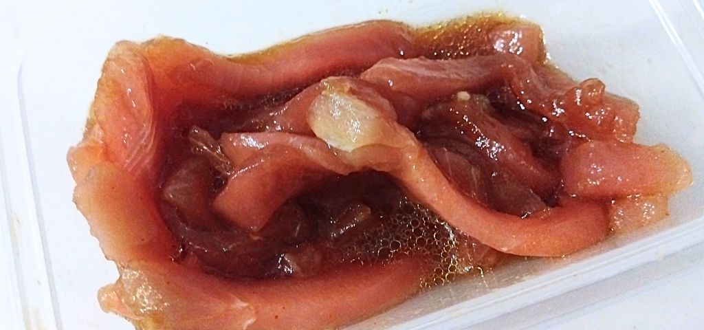 マグロを合わせ調味料に漬けます