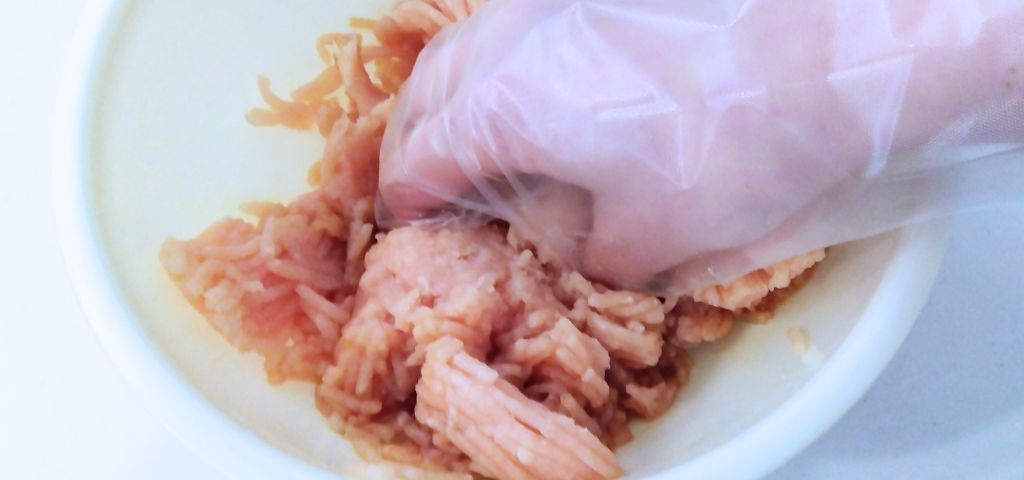 鶏むね肉に下味をつけています