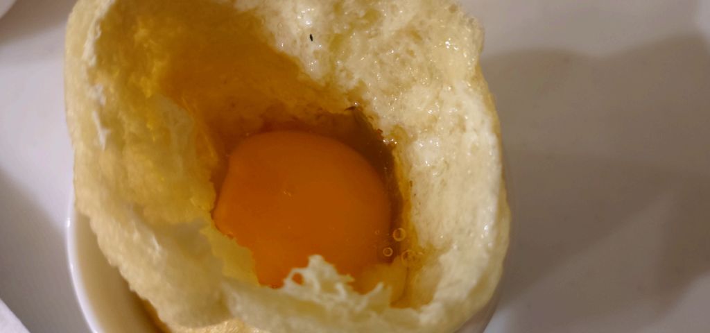 半分に切った薄揚げにたまごを割り入れました