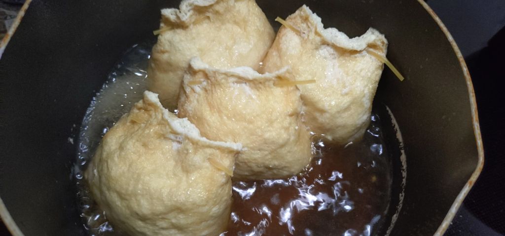 巾着たまごを煮ています