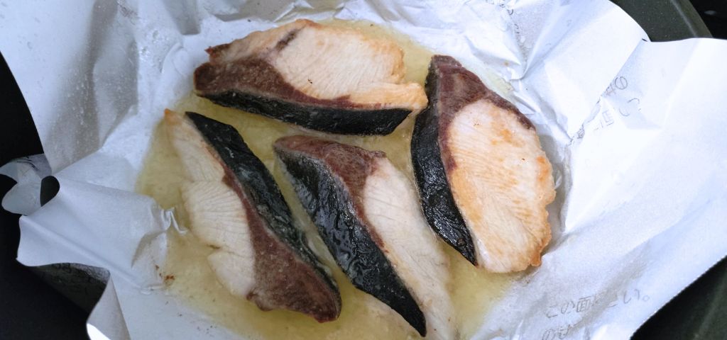 ぶりのムニエルを焼いています