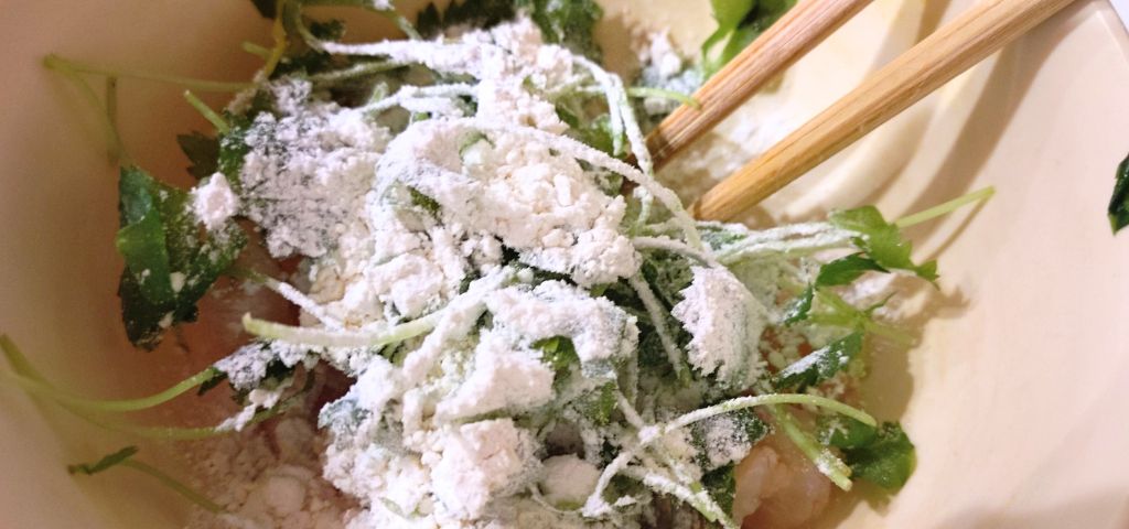 エビと三つ葉に打ち粉をしています