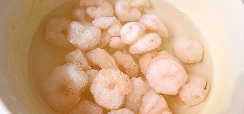 エビを塩水で解凍しています