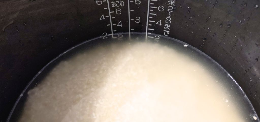 炊飯器に米と調味料を入れ、水加減を調整しました
