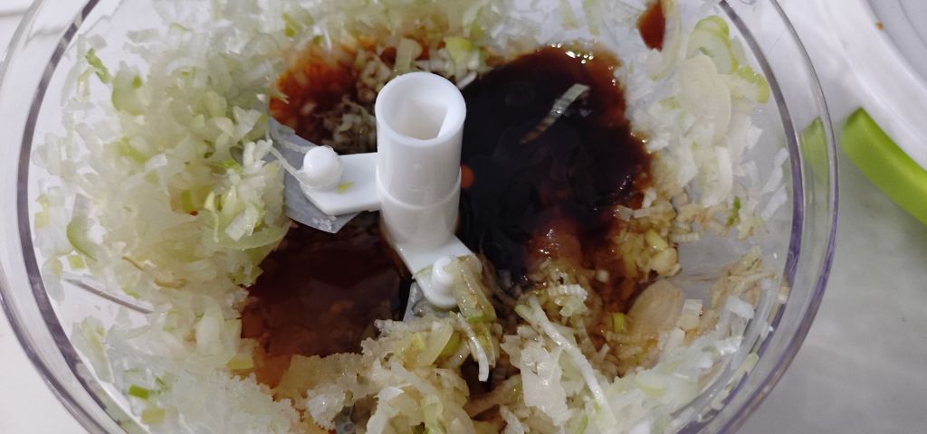 カオマンガイのタレをぶんぶんチョッパーで作っています