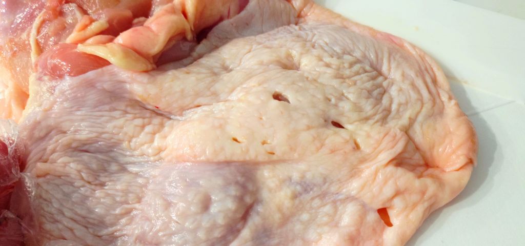 鶏肉の皮に穴を空けています
