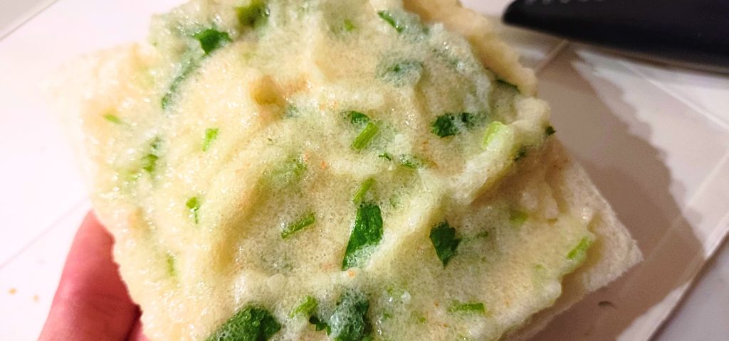 エビペーストをパンに塗りました