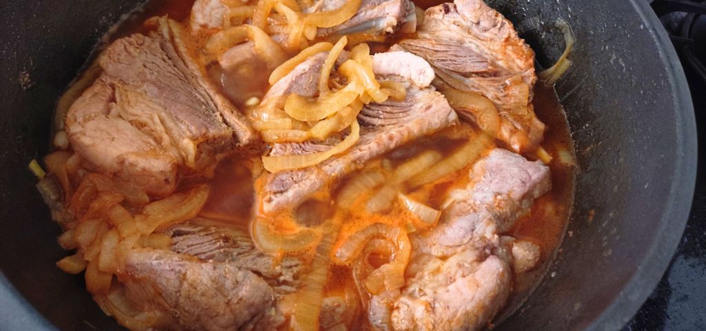 下茹でしたスペアリブをケチャップベースのソースで煮ています