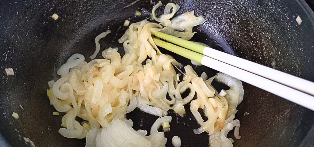 玉ねぎをバターで炒めています