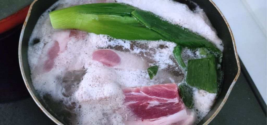スペアリブを下茹でしています