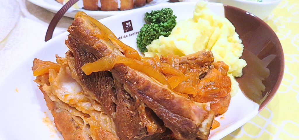 スペアリブのケチャップ煮込み盛り付け