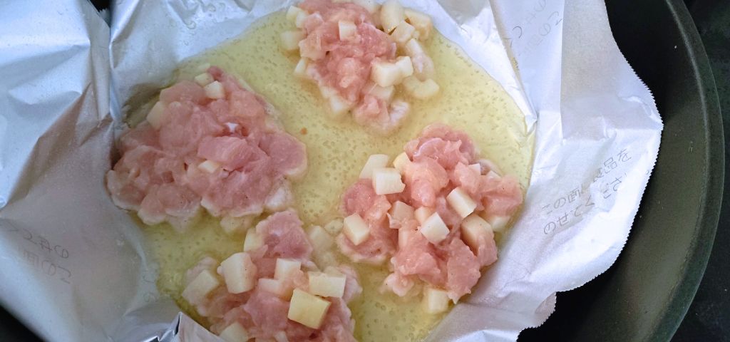 ハッシュドチキンポテトを揚げています