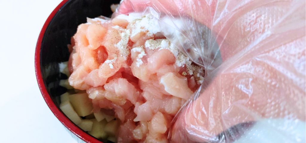 じゃがいも、鶏むね肉、片栗粉を練り混ぜています