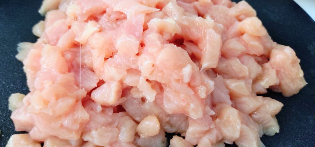 鶏むね肉を小さめの角切りにしました