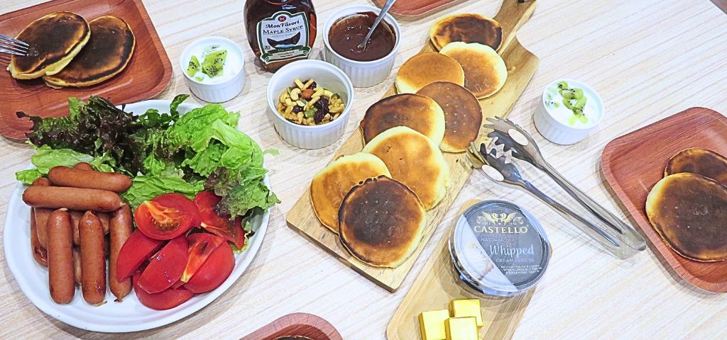 自分でトッピングを乗せるパンケーキパーティー