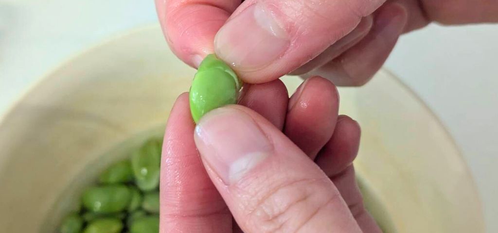 枝豆の薄皮をむいています
