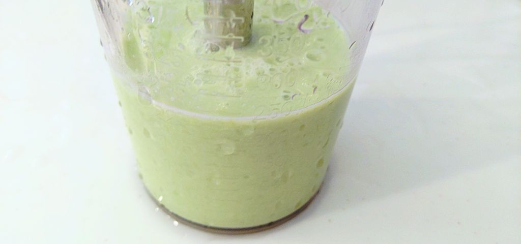 枝豆と水をブレンダーにかけています