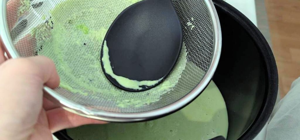 ペースト枝豆を漉しています