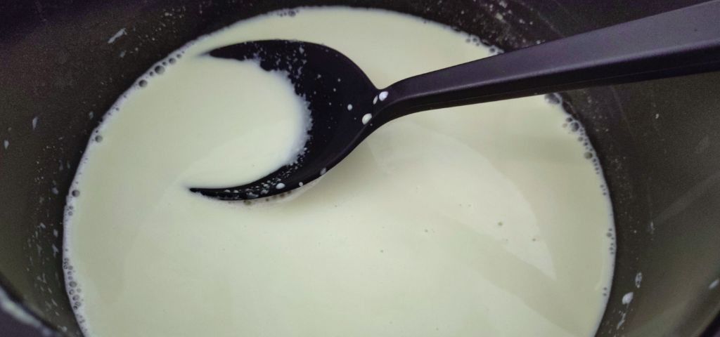 枝豆のすりながしを加熱しています