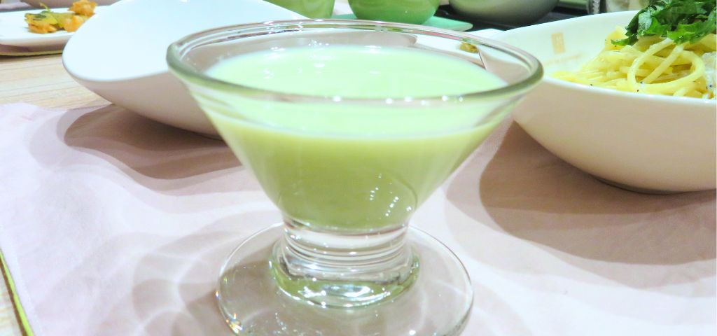 グラスに盛り付けた枝豆のすりながし