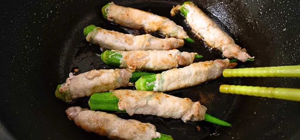 肉巻きオクラに焼き肉のタレを絡ませています