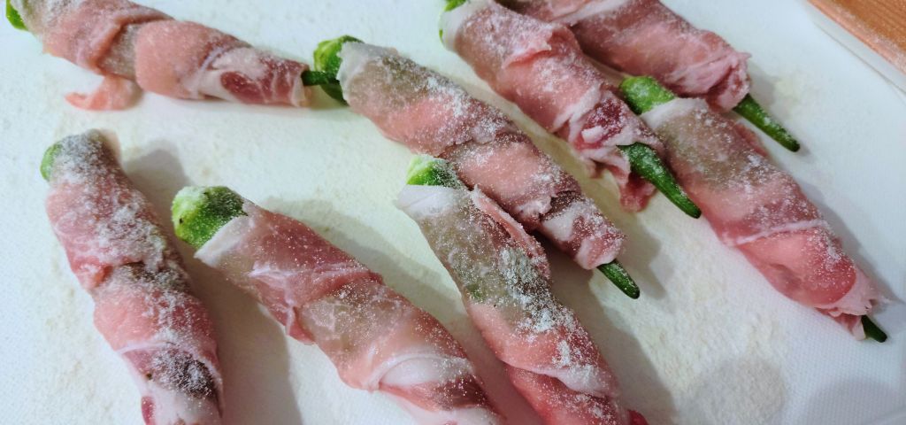 豚肉を巻いたオクラに薄力粉をまぶしました