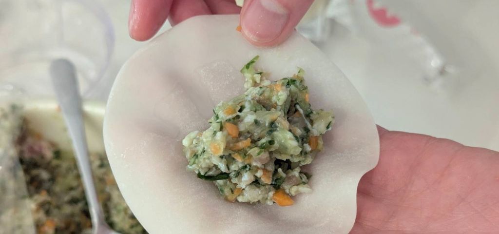 餃子を包んでいます