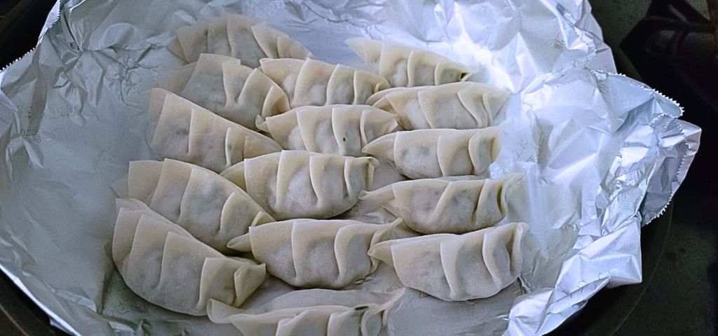 餃子を焼いています