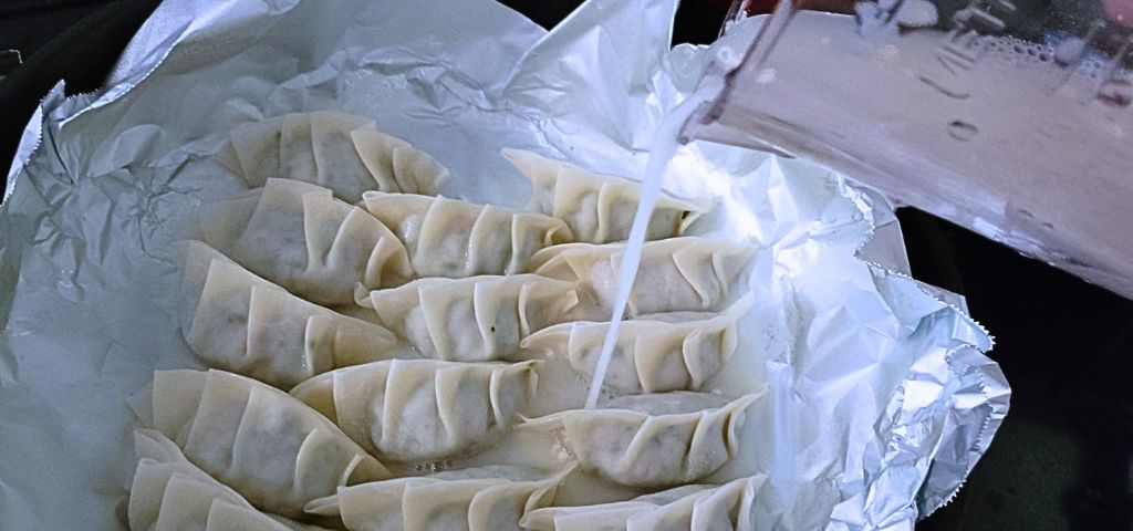 餃子の羽を作っています